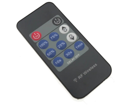 Diaľkové ovládanie s rôznymi tlačidlami na ovládanie zariadení