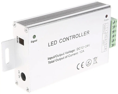 LED ovládač so vstupným napätím 12 až 24 voltov a výstupným prúdom 12 ampérov