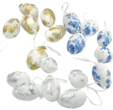 Dekoratívne veľkonočné vajíčka s rôznymi vzormi a stuhami na zavesenie