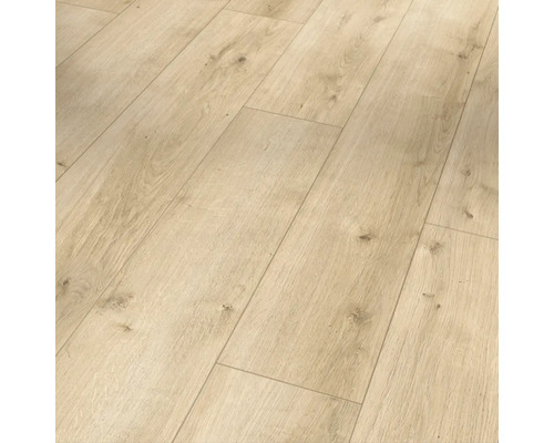 Detail laminátovej podlahy s dreveným vzhľadom