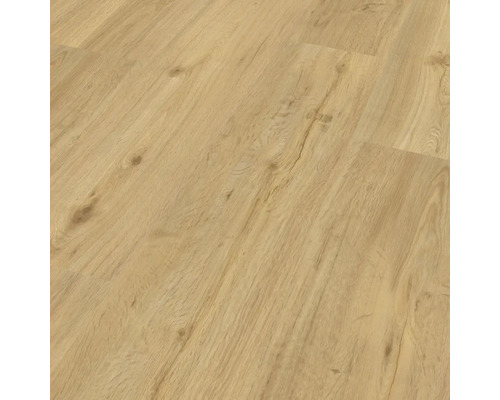 Detail laminátovej podlahy s dreveným vzhľadom.