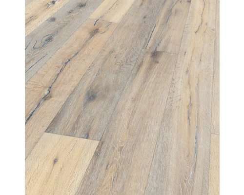 Detail inštalovanej parketovej podlahy.