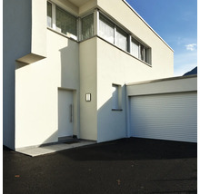 Moderný dom s garážou, vchodovými dverami a oknami