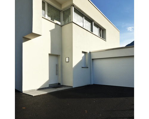 Moderný dom s garážou, vchodovými dverami a oknami