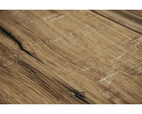 Detail laminátovej podlahy s dreveným vzhľadom
