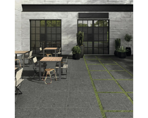 Vonkajší priestor s terasovými doskami, stolmi, stoličkami a rastlinami