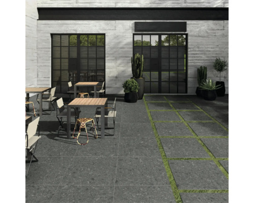 Vonkajší priestor s dlažbou, stolmi, stoličkami a rastlinami