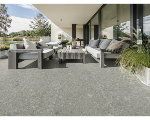 Terasa so sivými terasovými dlaždicami a záhradným nábytkom