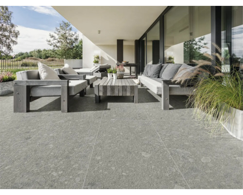 Terasa so sivými terasovými dlaždicami a záhradným nábytkom