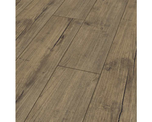 Detail inštalovanej laminátovej podlahy s dreveným vzhľadom.