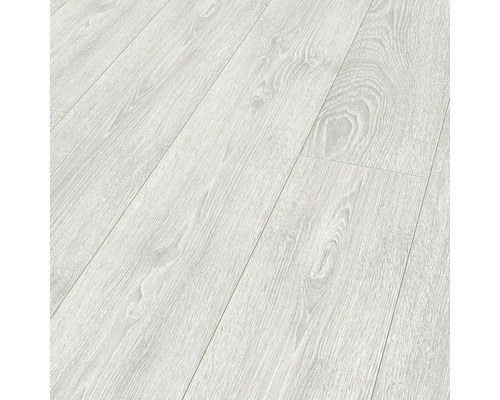 Detail svetlej laminátovej podlahy so vzhľadom dreva