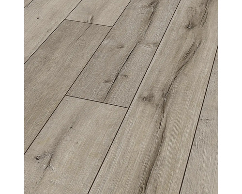 Položená laminátová podlaha so vzhľadom dreva