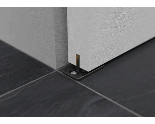 Detail vodiacej lišty posuvných dverí na podlahe.