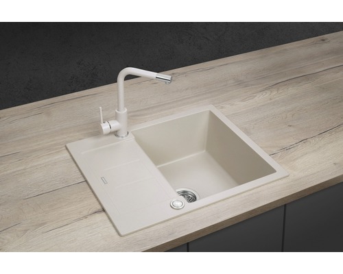 Drez s odkvapkávacou plochou a vodovodnou batériou na kuchynskej linke