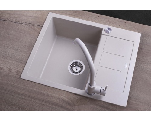 Granitový drez s odkvapkávacou plochou a vodovodnou batériou