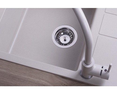 Detailný pohľad na kuchynský drez s batériou a odtokom