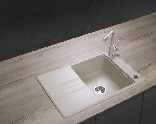 Drez s odkvapkávacou plochou a batériou na pracovnej doske