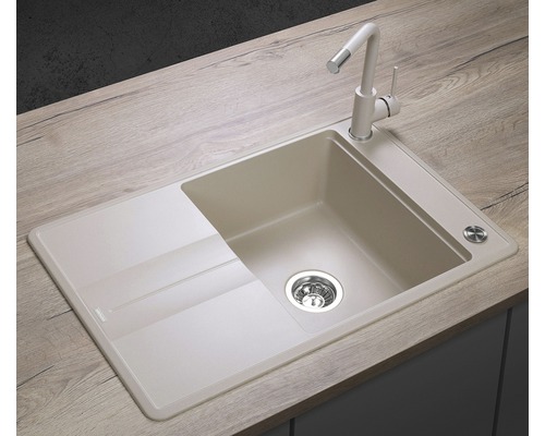 Drez s odkvapkávacou plochou a batériou na pracovnej doske.