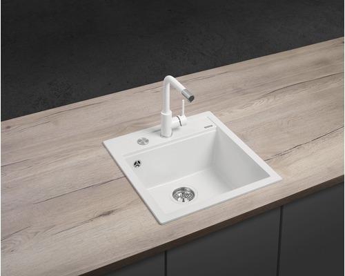 Biely kuchynský drez s batériou na drevenej pracovnej doske