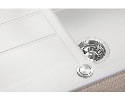 Detail kuchynského drezu s odtokom a ovládacím prvkom