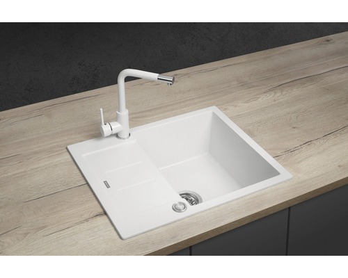 Kuchynský drez s odkvapkávacou plochou a vodovodnou batériou na pracovnej doske