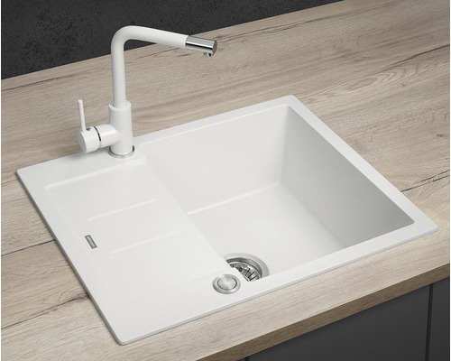 Biely kuchynský drez s odkvapkávacou plochou a zodpovedajúcou batériou na pracovnej doske