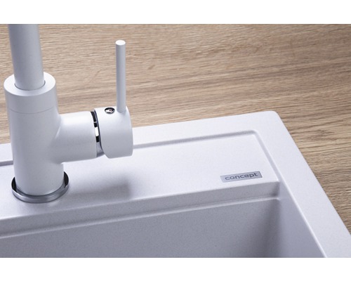 Kuchynský drez s bielou armatúrou