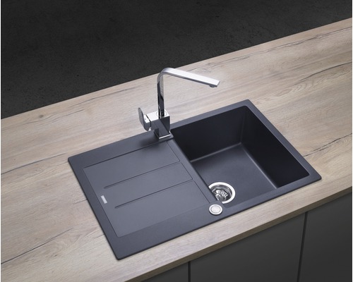 Kompozitný drez s odkvapkávacou plochou a vodovodnou batériou na pracovnej doske