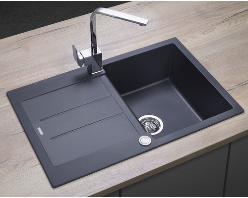 Žulový drez s odkvapkávacou plochou a vodovodnou batériou na pracovnej doske