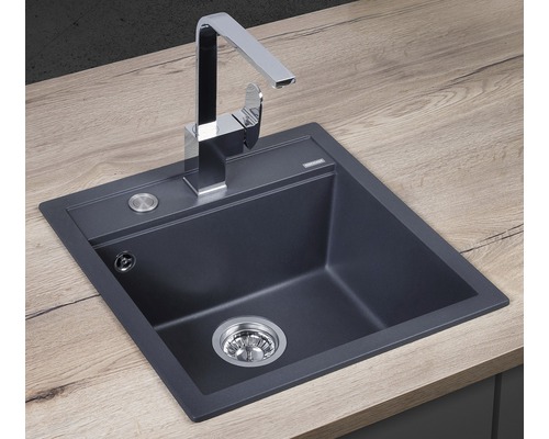 Kuchynský drez s vodovodnou batériou na pracovnej doske