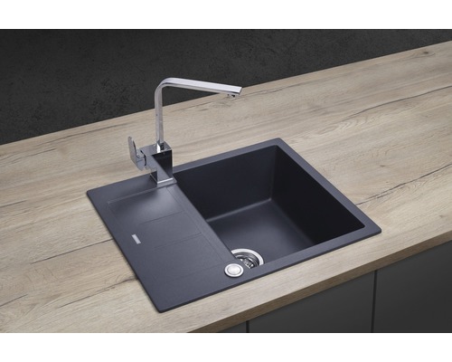 Tmavý drez s odkvapkávacou plochou a chrómovanou batériou na pracovnej doske