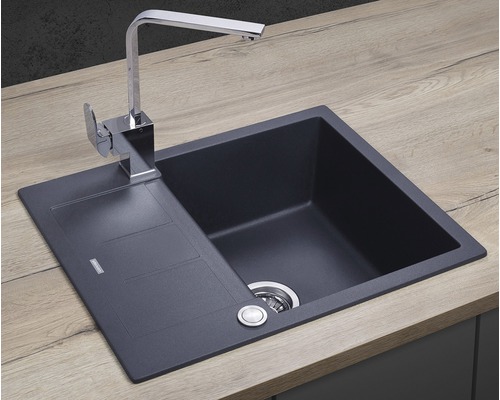 Tmavosivý kuchynský drez s odkvapkávacou plochou a vodovodnou batériou