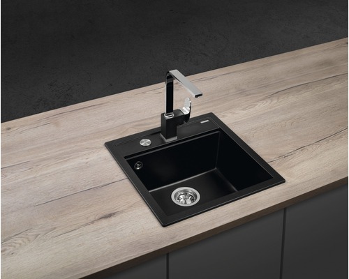 Drez s vodovodnou batériou na pracovnej doske