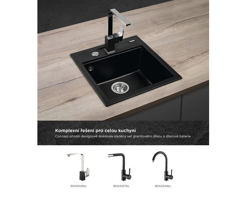 Čierny kuchynský drez s vodovodnou batériou na kuchynskej linke