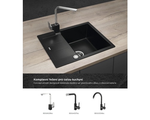 Čierny kuchynský drez s odkvapkávacou plochou a batériou na pracovnej doske