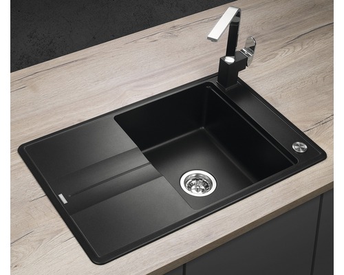Čierny kuchynský drez s odkvapkávacou plochou a batériou na pracovnej doske