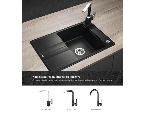 Čierny granitový drez s odkvapkávacou plochou a vodovodnou batériou na pracovnej doske.