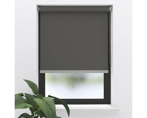 Sivá roleta na okne s retiazkovým ovládaním