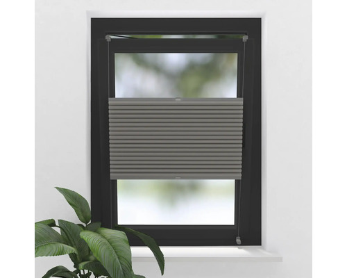 Sivé skladané žalúzie na okne na reguláciu svetla