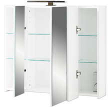 Otvorená zrkadlová skrinka so sklenenými policami a osvetlením