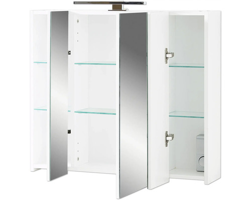 Otvorená zrkadlová skrinka so sklenenými policami a osvetlením