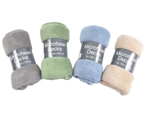 Štyri zrolované mikroflísové deky v rôznych farbách