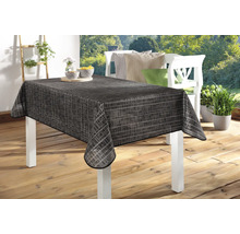 Stôl so vzorovaným obrusom vonku