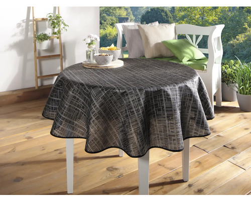 Okrúhly stôl so vzorovaným obrusom vonku