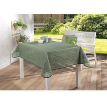 Stôl so zeleným vzorovaným obrusom v záhrade