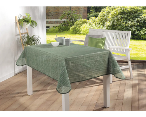 Stôl so zeleným vzorovaným obrusom v záhrade