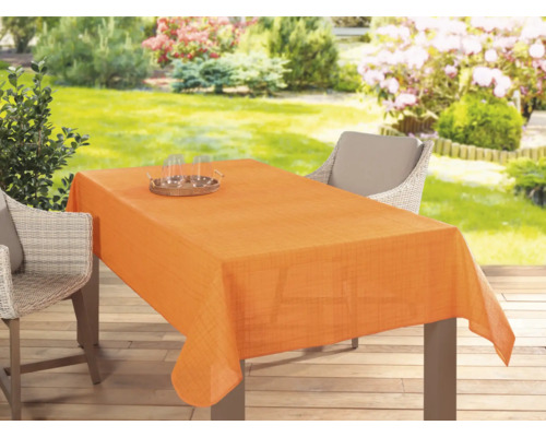 Obdĺžnikový obrus na záhradnom stole s pohármi a stoličkami v záhrade