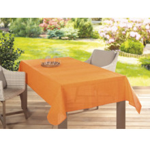 Stôl v záhrade s oranžovým obrusom, riadom a stoličkami