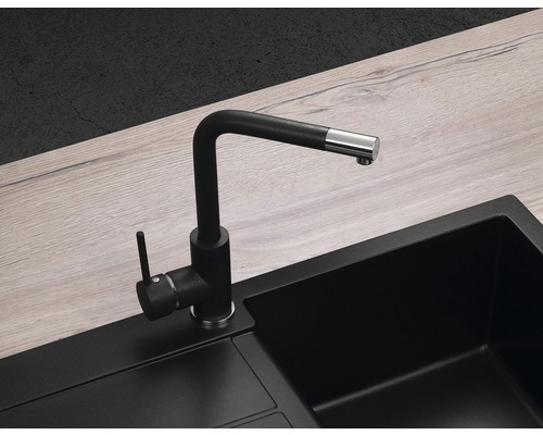 Čierna kuchynská batéria s drezom na pracovnej doske