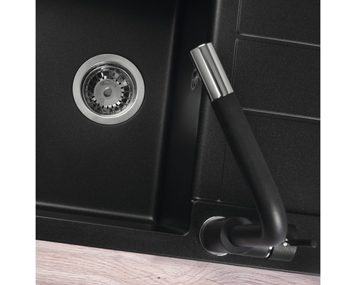 Detailný pohľad na kuchynský drez s odtokom a pripojením batérie